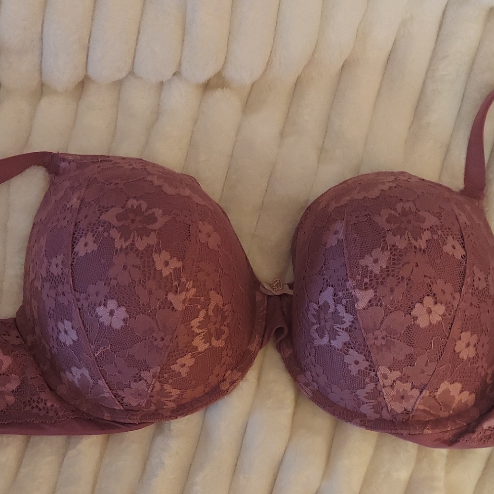 Victorias Secret Elegant Lace Push-Up Bra - Pink. 38F